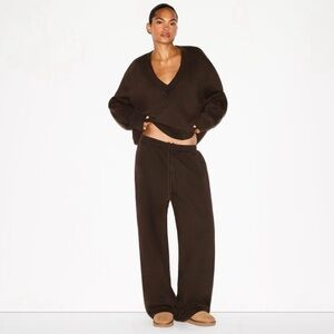 Skims boyfriend, fleece joggers, in espresso NEW